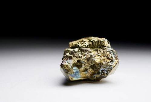 真银矿石哪里多(请教一下采矿高手，真银和金矿哪里比较多？)