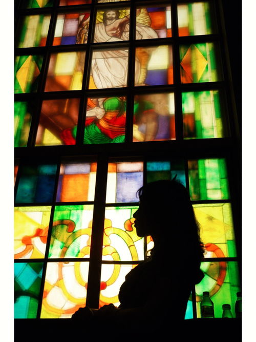 彩色玻璃窗(欧洲教堂玻璃为什么是五颜六色的？有什么寓意？)